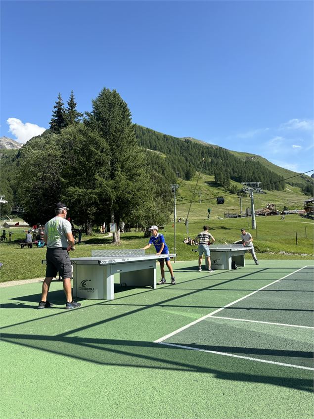 Famille et amis qui jouent au ping pong à Val d'Isère en été - Val d'Isère Tourisme