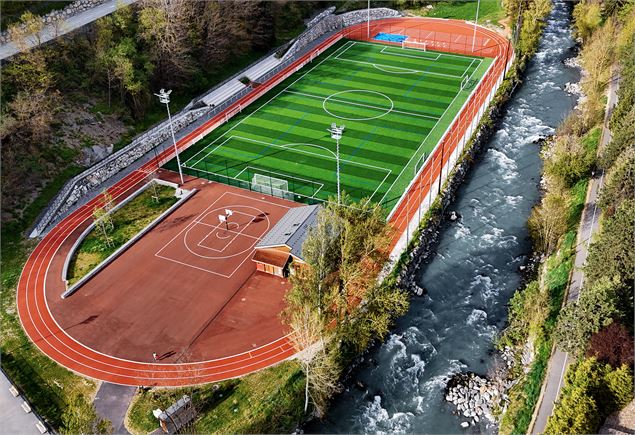 Stade athlétisme, terrain de foot et de basket, vue du viel - JM Aime-la-Plagne