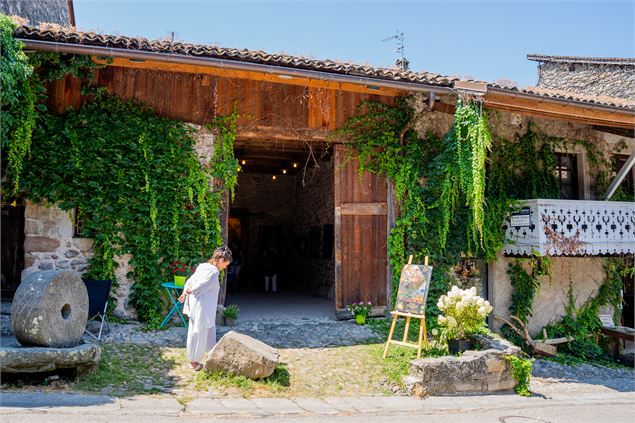 Entrée de la grande depuis la rue de l'église - Destination Léman - C.Vuillequez