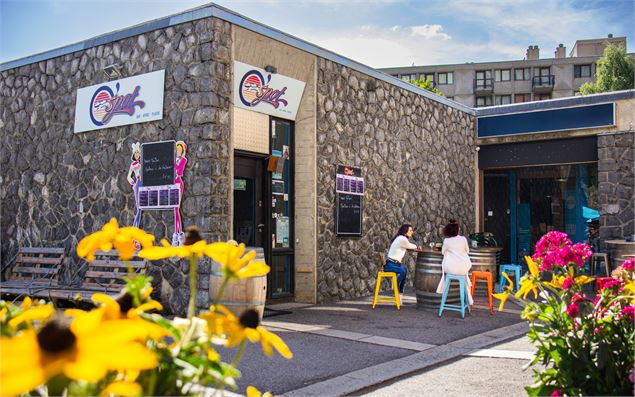 Devanture du bar avec sa terrasse extérieure sur sol stable - OT Flaine-Candice Genard