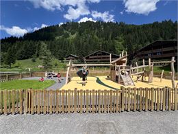 Enfants qui jouent à la balançoire et sur le toboggan - C.Marchand - Mairie de Châtel