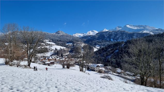 La chaine des Aravis et le village depuis Le Crêt - OT Saint Jean de Sixt