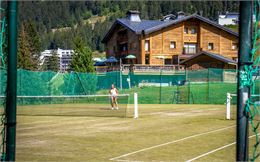 Vue rapprochée du terrain de tennis de gauche - OT Flaine-Candice Genard