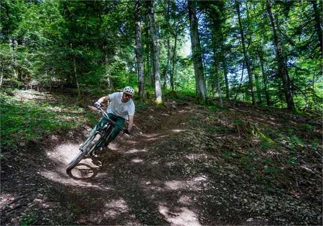 Vététiste sur piste de DH - ©ThomasBalliard