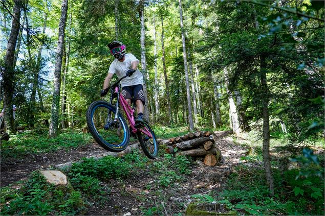 Vététiste sur le Bike Park des Monts Jura - ©ThomasBalliard