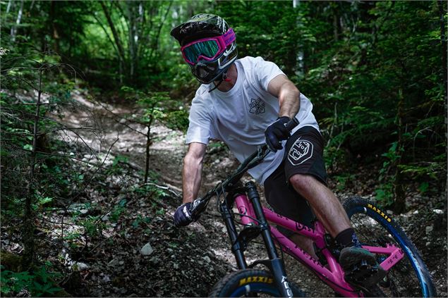 Vététiste sur piste de DH - ©ThomasBalliard