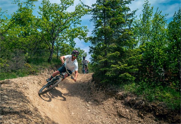 Vététiste sur piste de DH - ©ThomasBalliard