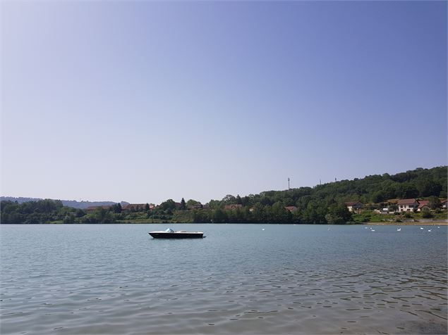 Aire de jeux et de pique nique - Office de Tourisme Bugey Sud Grand Colombier