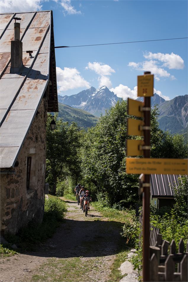 Poingt Ravier par le sentier écosylve et descente par les gorges de l'enfer - A.Pernet