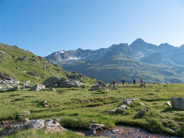 Groupe de traileurs sur Aussois avec la dent parrachée en arrière plan - OTHMV - D. CUVELIER