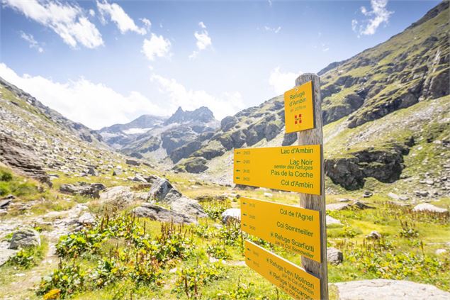 Panneau directionnel au refuge d'ambin et vue plus loin encore dans le vallon d'Ambin - OTHMV - J. C