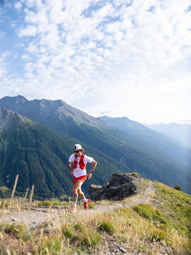 Traileur Thibaut Baronian grimpe les sentiers de Val Cenis à la course - OTHMV - D. Cuvelier