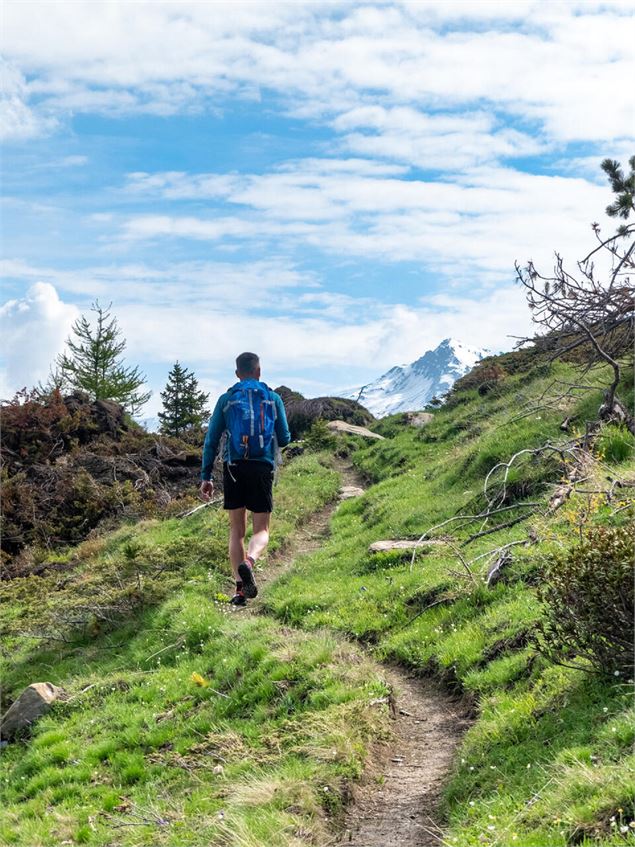 Traileur dans une côte  au dessus de Val Cenis Lanslevillard - OTHMV - S. Romane