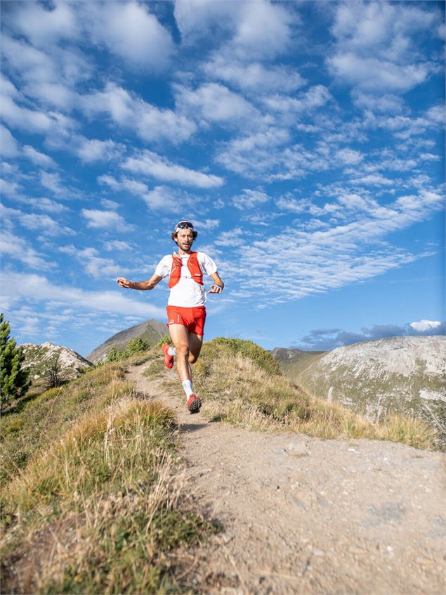 Traileur Thibaut Baronian dans la descente sur les sentiers de Val Cenis - OTHMV - D. Cuvelier