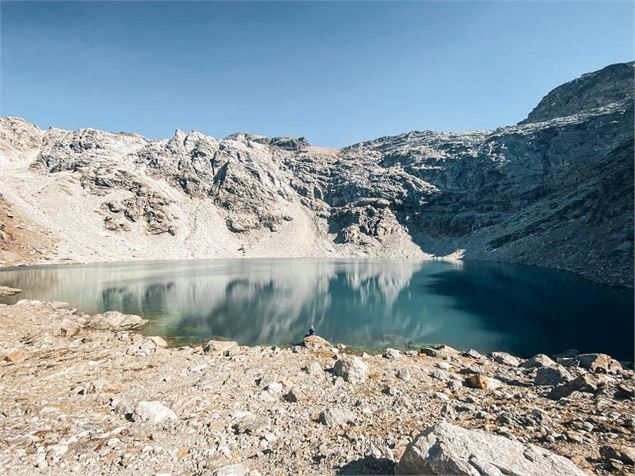 Pause fraicheur pour un traileur devant le lac d'Ambin - OTHMV - B. Thomas