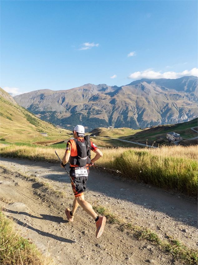 Traileur juste sous le col du Mont Cenis lors de l'EDF Cenis Tour - OTHMV - S. Romane