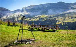 Deux tables de pique-nique et leur barbecue - OT Flaine-Candice Genard