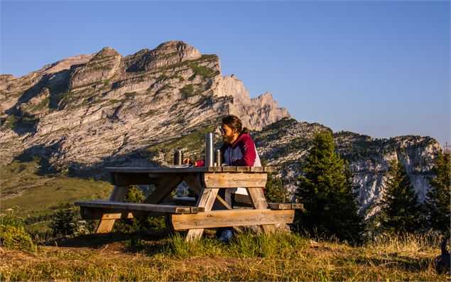 Table de pique-nique de l'Arbaron avec vue sur Aujon - OT Flaine-Candice Genard