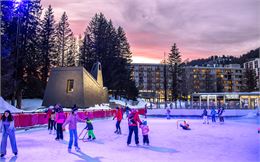 Patinoire du Forum au moment du coucher de soleil - OT Flaine-Candice Genard