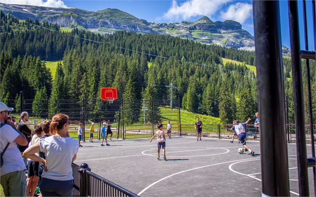 Terrain de football partagé avec le terrain de basket - OT Flaine-Candice Genard