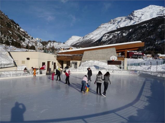 La patinoire, une activité après-ski en famille - HMV