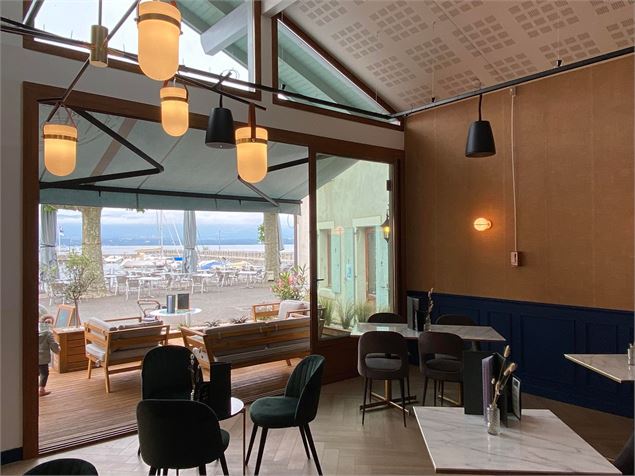 Salle intérieure avec vue sur la terrasse - @Restaurant du lac