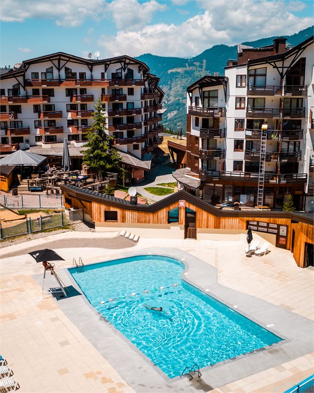 Une personne se baigne dans la piscine de la Tania - Courchevel Tourisme