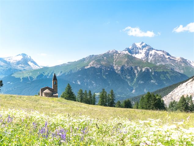 St pierre d'Extravahce au départ de la randonnée des Archettes avec la dent parrachée en arrière pla