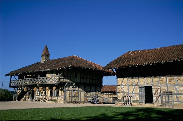 Deux corps de bâtiment de la ferme de la forêt à Courtes - ©Gilles BREVET / Aintourisme