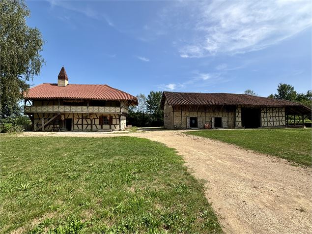 Deux corps de bâtiment de la ferme de la Forêt - ©Aintourisme