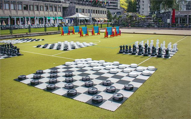 Les jeux géants présents en libre accès sur le City Park - OT Flaine-Candice Genard