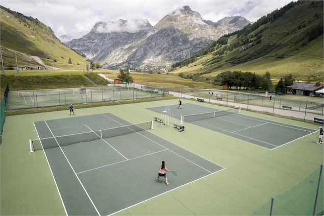 Terrains de tennis du parc des sports du Manchet à Val d'Isère en été - Tristan Shu