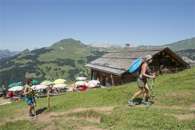 Refuge de la Bombardellaz avec des randonneurs - SavoieMontBlanc-Lansard