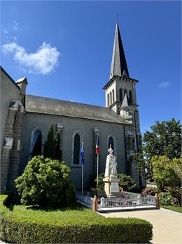 Eglise sur la place principale du Chef-lieu - M&B Tourisme