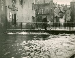 passerelle de l'Ile presque inondée avec passant traversant - cliché Le Progrès, fonds de la phototh