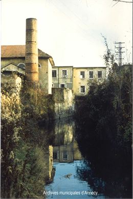 Vue de la cheminée de l’usine de Tissage à Cran-Gevrier. - Archives municipales d’Annecy