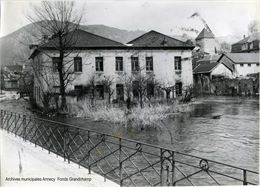 Bâtiment d'industrie sur l'Ile Saint Joseph  1962. Annecy. - Archives municipales 5 Fi 5007. Fonds G