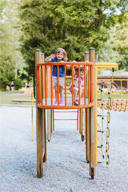 Enfants jouant dans l'aire de jeux - Ollie Goldbold