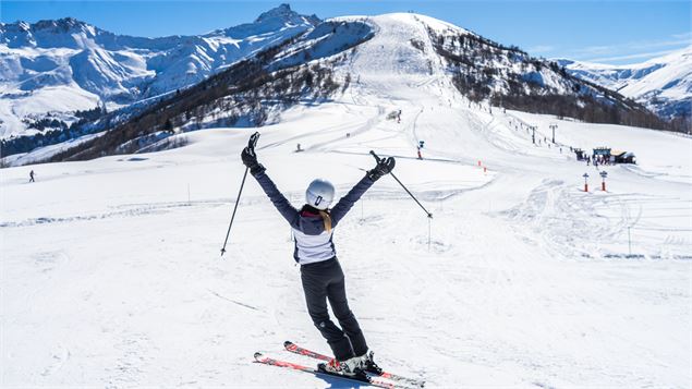 Skieuse sur les pistes du Grand Domaine - OTVVA