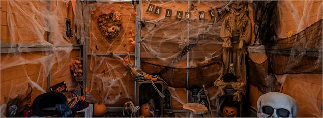 Chalet avec de la décoration d'halloween pour se prendre en photo dans ce décor terrifiant. - OT Sam