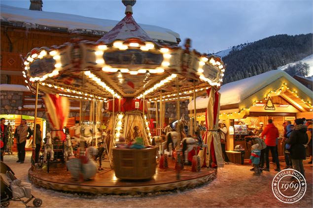 Carrousel style 1900 situé à la Caudanne, à coté de Chez Denise et Lucette pour déguster des crêpes,