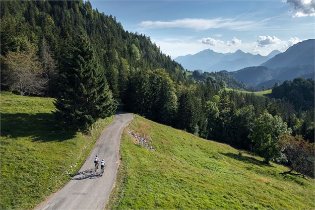 vélo de route sur les routes secrètes de Thônes et Les Clefs, au col de Plan Bois - Tristan Shu - An