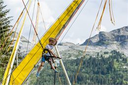 Un petit garçon faisant de l'Élasto-Bungee - Daniel Durand