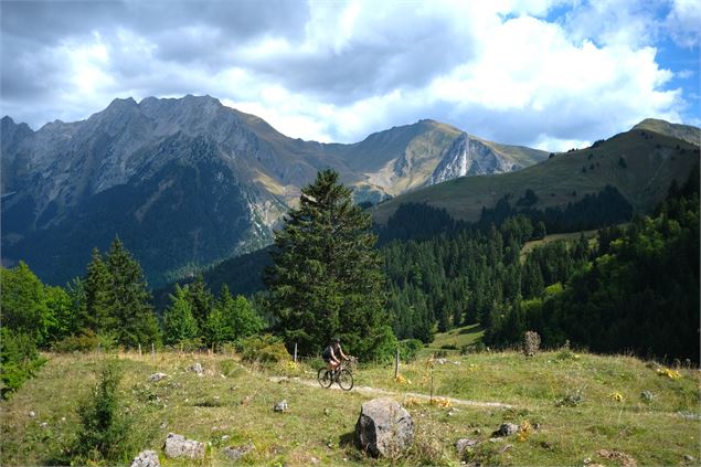 Routes secrètes et sentiers éloignés des routes mythiques des cols cyclo, tour de la Tournette en Gr