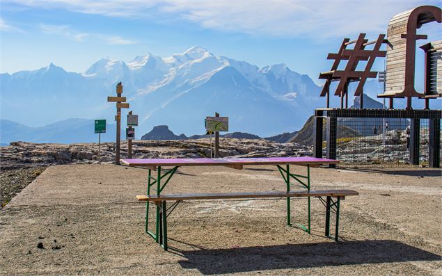 Table de pique-nique avec une vue sur le mont Blanc - OT Flaine-Candice Genard