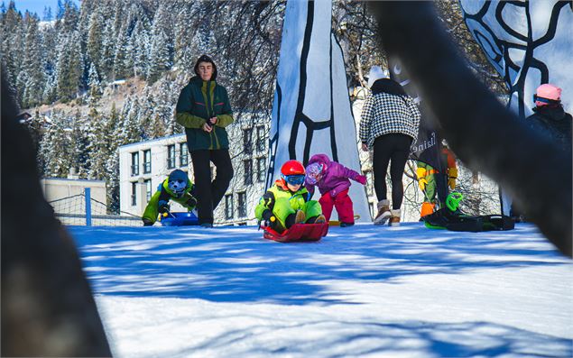 Enfants glissant sur la piste de luge 