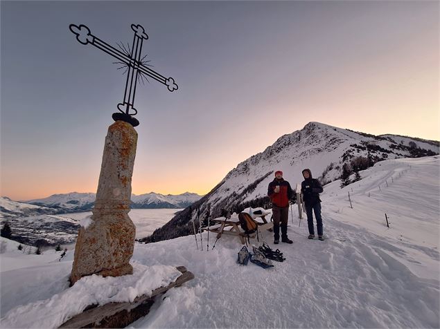 Randonneurs en raquettes prenant une pause au Col d'Arves - OT Saint Jean d'Arves - Les Sybelles