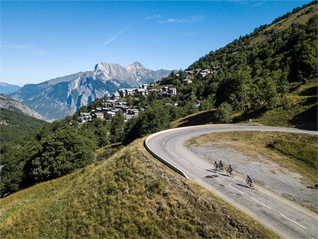 Montée à Valmeinier - Maurienne Tourisme