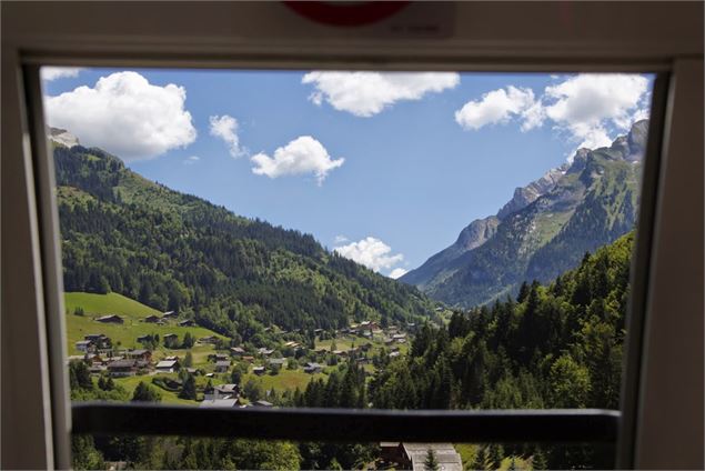 Vue depuis l'intérieur de la Télécabine de Beauregard - OT La CLusaz