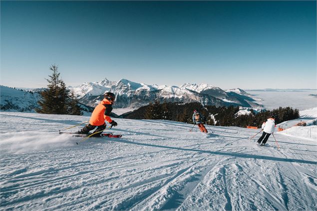 Skier au Grand Massif - ©GMD_2024_MathisDecroux